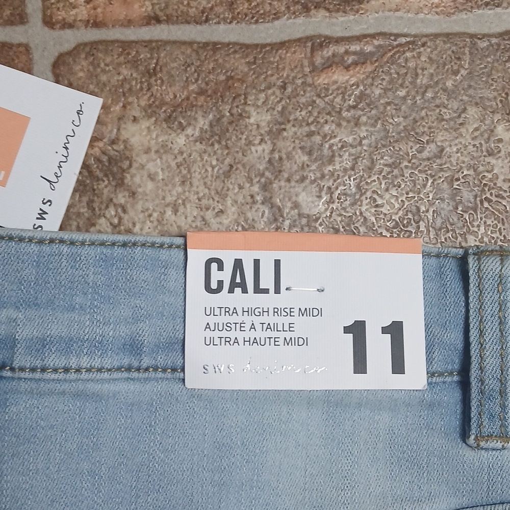 NWT Ultra High Rise Cali Light Blue Distressed Denim Shorts size 11 - Picture 7 of 7